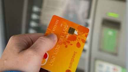 Swedbank объявил о прекращении всех операций по картам в Беларуси. Сколько времени осталось, чтобы снять наличные?