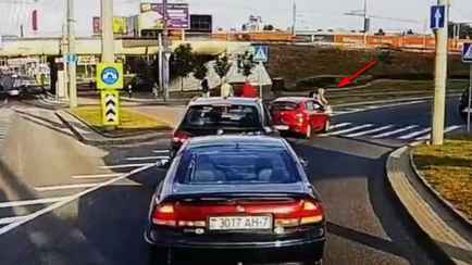 ГАИ показала видео, как в Минске водитель сбил велосипедистку с 5-летним ребенком