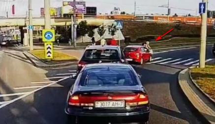 ГАИ показала видео, как в Минске водитель сбил велосипедистку с 5-летним ребенком