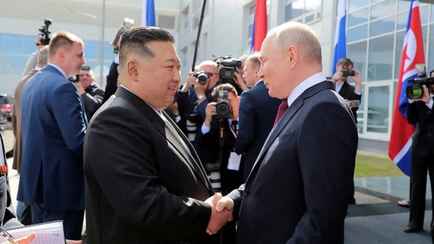 Путин подарил Ким Чен Ыну перчатку от скафандра и карабин