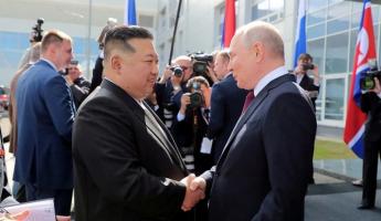 Путин подарил Ким Чен Ыну перчатку от скафандра и карабин