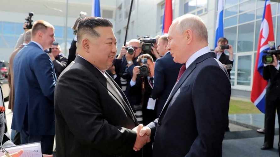 Путин подарил Ким Чен Ыну перчатку от скафандра и карабин