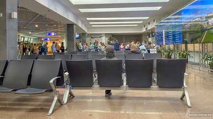 В минском аэропорту «прописался» россиянин. Почему, вот уже более двух месяцев там живет?