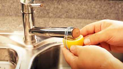 Зачем привязывать лимон к кухонному крану? Эффект заметите всего спустя пару часов