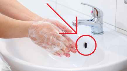 Такое отверстие есть в каждой раковине. Вот что с ним забывают делать почти все