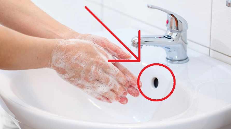 Такое отверстие есть в каждой раковине. Вот что с ним забывают делать почти все