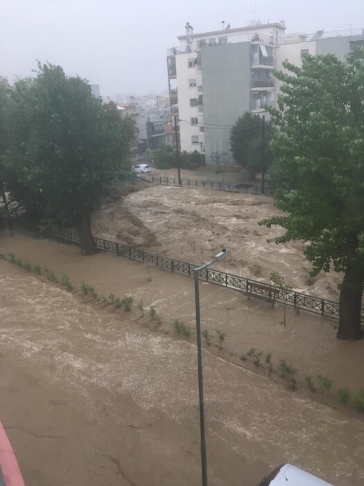 «Это безумие!» — В Греции, Болгарии, Турции улицы превратились в реки из-за рекордных ливней