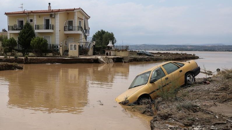 «Это безумие!» — В Греции, Болгарии, Турции улицы превратились в реки из-за рекордных ливней
