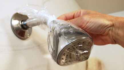 Зачем заворачивать лейку для душа в пакет? Эксперты советуют делать это раз в месяц