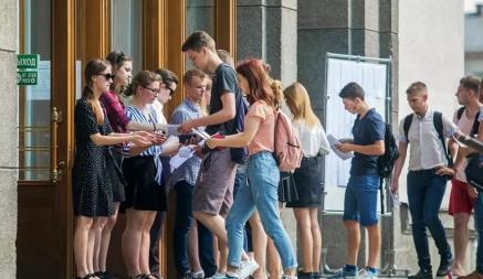 «Поднялся шум» — В АП объяснили, почему хотят продлить срок отработки белорусских выпускников. Что будет с платниками?