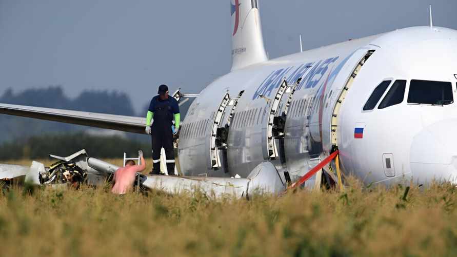 Российский самолет со 165 человеками экстренно сел в поле под Новосибирском. Что известно?