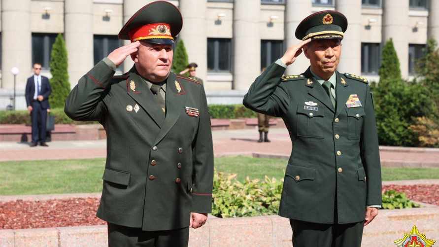 Министр обороны Китая, прилетевший в Беларусь, отстранен? В США отреагировали на двухнедельное исчезновение