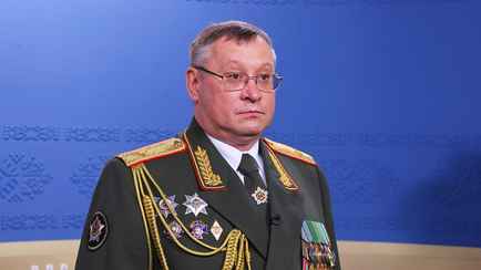 «Не хотите — не приезжайте» — В Совбезе объяснили отказ от выдачи паспортов уехавшим белорусам и пообещали наказание