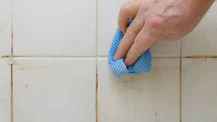 Как очистить плитку в ванной от налета? Нашли домашний рецепт за копейки и один действенный трюк