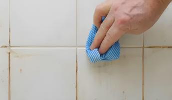 Как очистить плитку в ванной от налета? Нашли домашний рецепт за копейки и один действенный трюк
