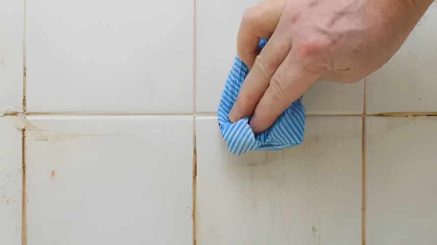 Как очистить плитку в ванной от налета? Нашли домашний рецепт за копейки и один действенный трюк