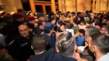 Протестующие в Ереване заблокировали посольство РФ и здание правительства Армении