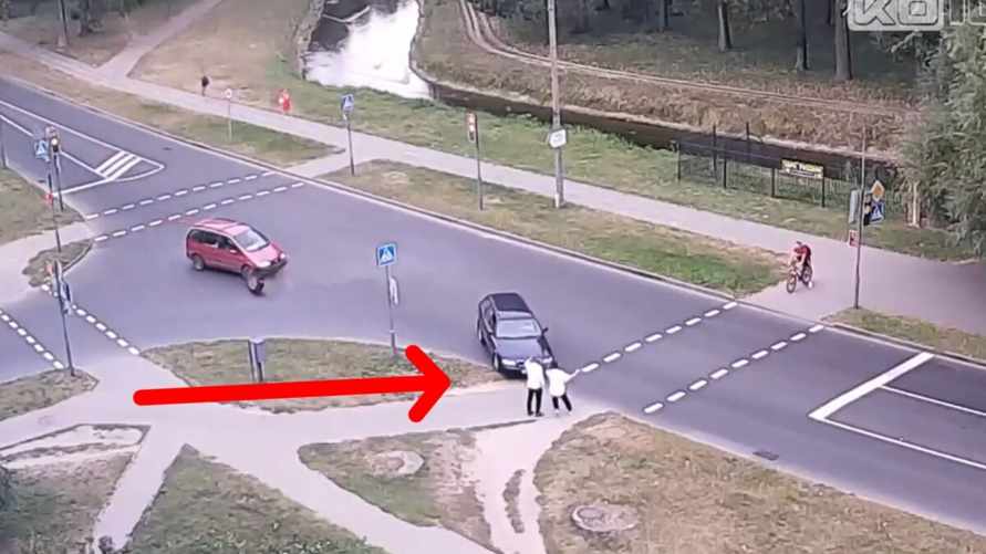 В Кобрине двое прохожих на тротуаре чудом увернулись от автомобиля