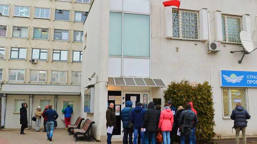 "На границе забор, а в Минске визовый киоск" - Польские дипломаты продавали рабочие визы в Беларуси - Gazeta. Сколько стоили?