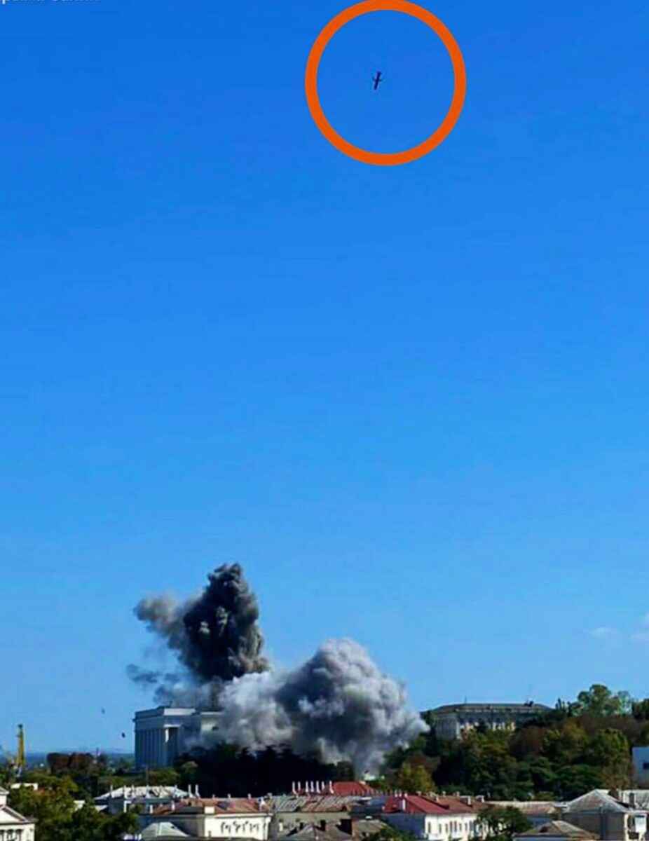 На видео попал прилет второй украинской ракеты по штабу Черноморского флота РФ