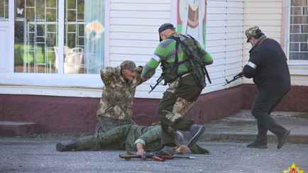 В Минобороны показали, как «ополченцы» задержали «мародеров» под Осиповичами