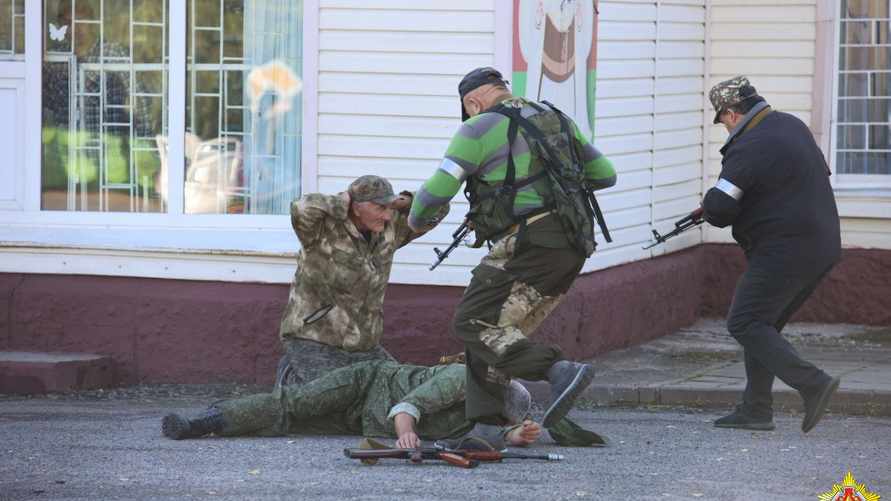 В Минобороны показали, как "ополченцы" задержали "мародеров" под Осиповичами