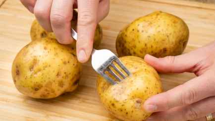 Зачем втыкать в картошку вилку перед чисткой? Вот как это сэкономит вам время