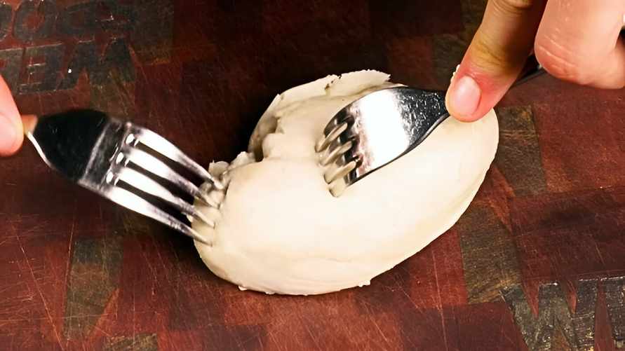 Зачем втыкать в куриное мясо 2 вилки? Узнали, как это облегчит готовку
