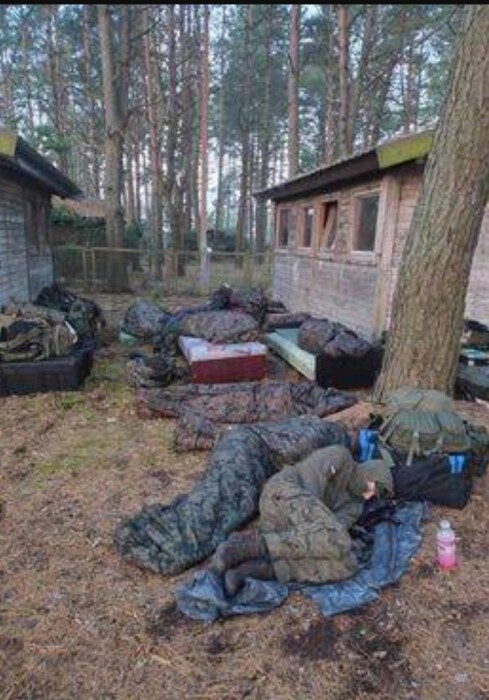 Спят на земле и недоедают? Польские военные пожаловались на условия на границе с Беларусью
