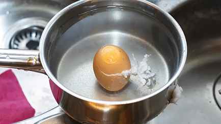 Яйца трескаются при варке? Просто добавьте в воду это