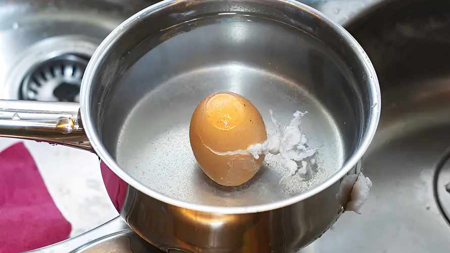 Яйца трескаются при варке? Просто добавьте в воду это