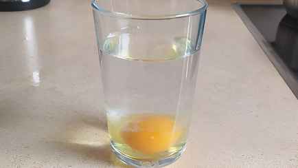 Налейте воду в стакан, добавьте яйцо и угостите друзей. Это блюдо никого не оставит равнодушным