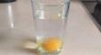 Налейте воду в стакан, добавьте яйцо и угостите друзей. Это блюдо никого не оставит равнодушным