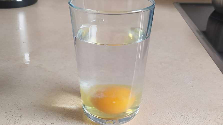 Налейте воду в стакан, добавьте яйцо и угостите друзей. Это блюдо никого не оставит равнодушным