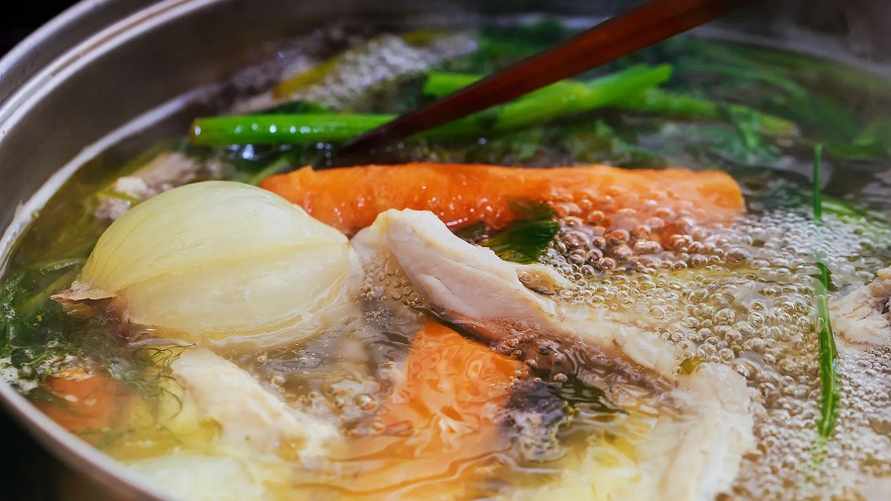 Эти части курицы нельзя добавлять в бульон. Эксперты предупредили о паразитах и токсинах