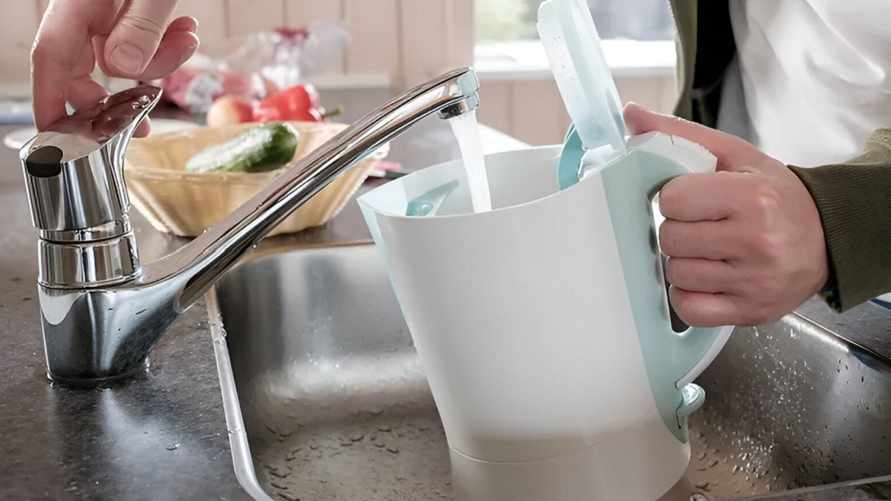 Эту ошибку допускают многие. Какую воду нужно наливать в чайник — горячую или холодную?