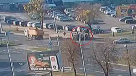 ГАИ показала, как легковушка протаранила пешеходов на перекрестке в Минске – двое в больнице