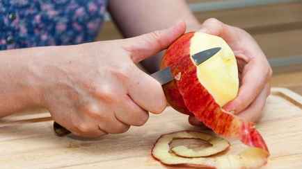 Как почистить 3 кг яблок за 5 минут? Пользователи Сети назвали этот способ «идеальным»