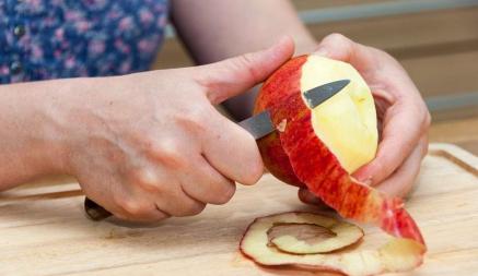 Как почистить 3 кг яблок за 5 минут? Пользователи Сети назвали этот способ «идеальным»