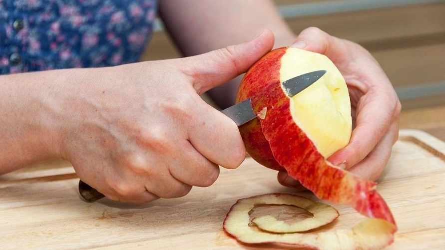 Как почистить 3 кг яблок за 5 минут? Пользователи Сети назвали этот способ "идеальным"