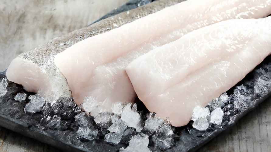 Мясо хека содержит мало калорий, и много белка.