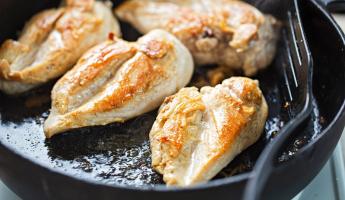 Налейте на сковородку это, когда жарите курицу. Мясо будет просто таять во рту