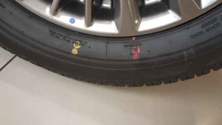 Зачем на шинах ставят красные, жёлтые и зелёные метки? Разобрались, когда стоит обратить на них внимание