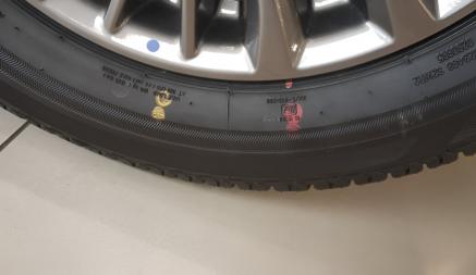 Зачем на шинах ставят красные, жёлтые и зелёные метки? Разобрались, когда стоит обратить на них внимание