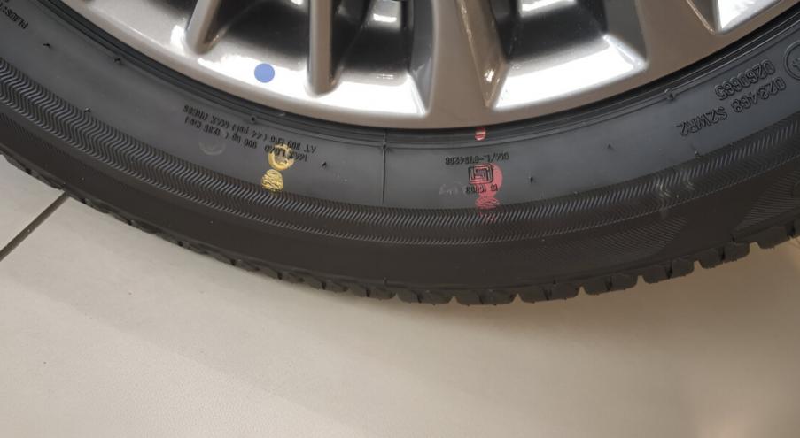 На самом деле, большинство шин маркированы полосами, проходящими
