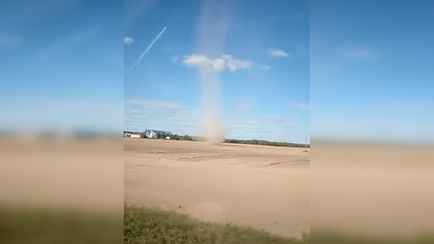 «Я еще такого большого не видел!» — В Минской области сняли на видео «пылевого дьявола»