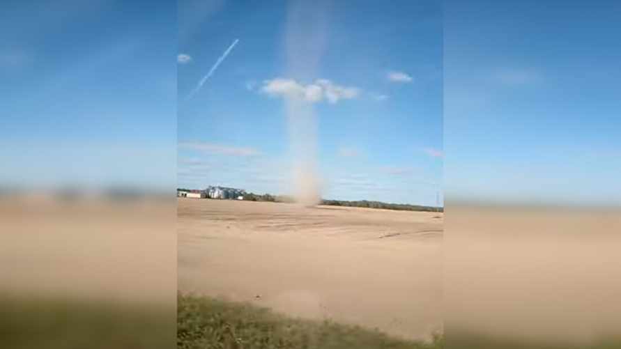 "Я еще такого большого не видел!" — В Минской области сняли на видео "пылевого дьявола"