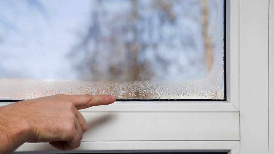 Почему осенью и зимой запотевают окна? Нашли простейший способ этого не допустить