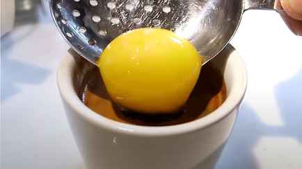 Зачем добавлять в кофе сырое яйцо? Узнали, как это делают шведы