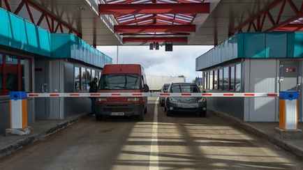 Коснётся и белорусов? Латвия и Литва закрыли границу для авто с российскими номерами